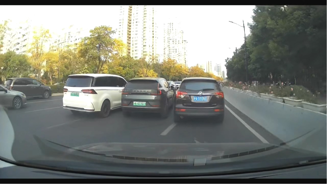 路怒遇到路怒，油電大PK