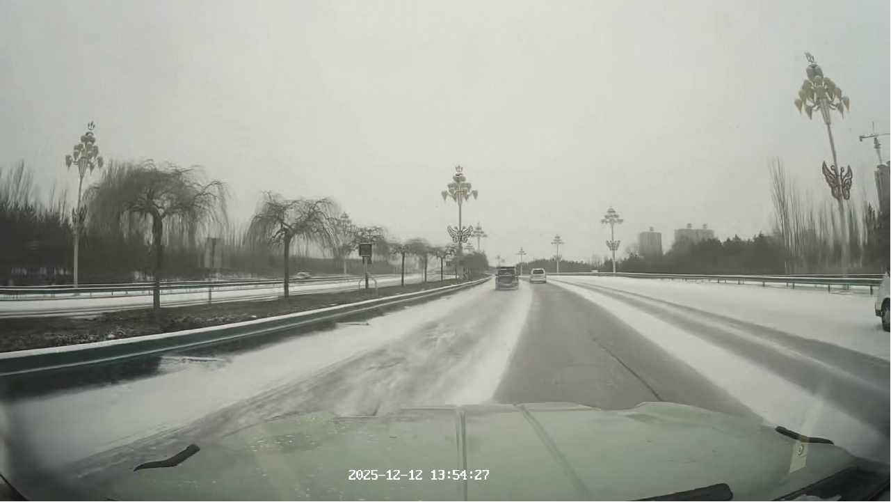 北方都下雪了，路上行車拉長車距，...