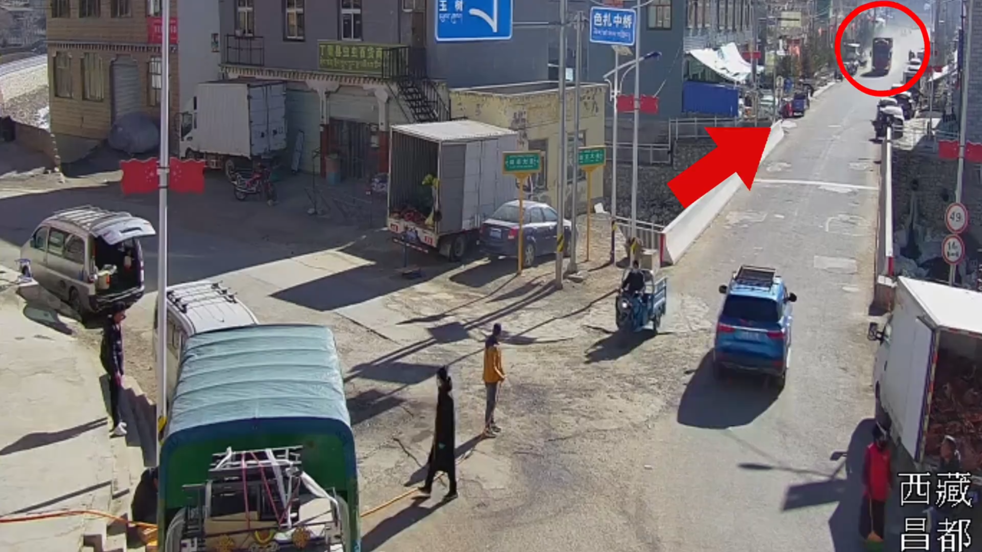 大货车刹车失灵冲到街道上，司机应...