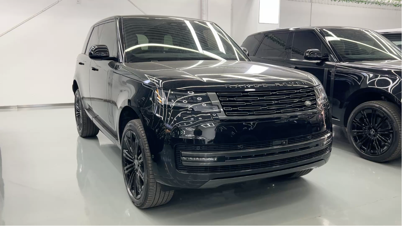 黑色内饰的小满配路虎揽胜黑武士版...