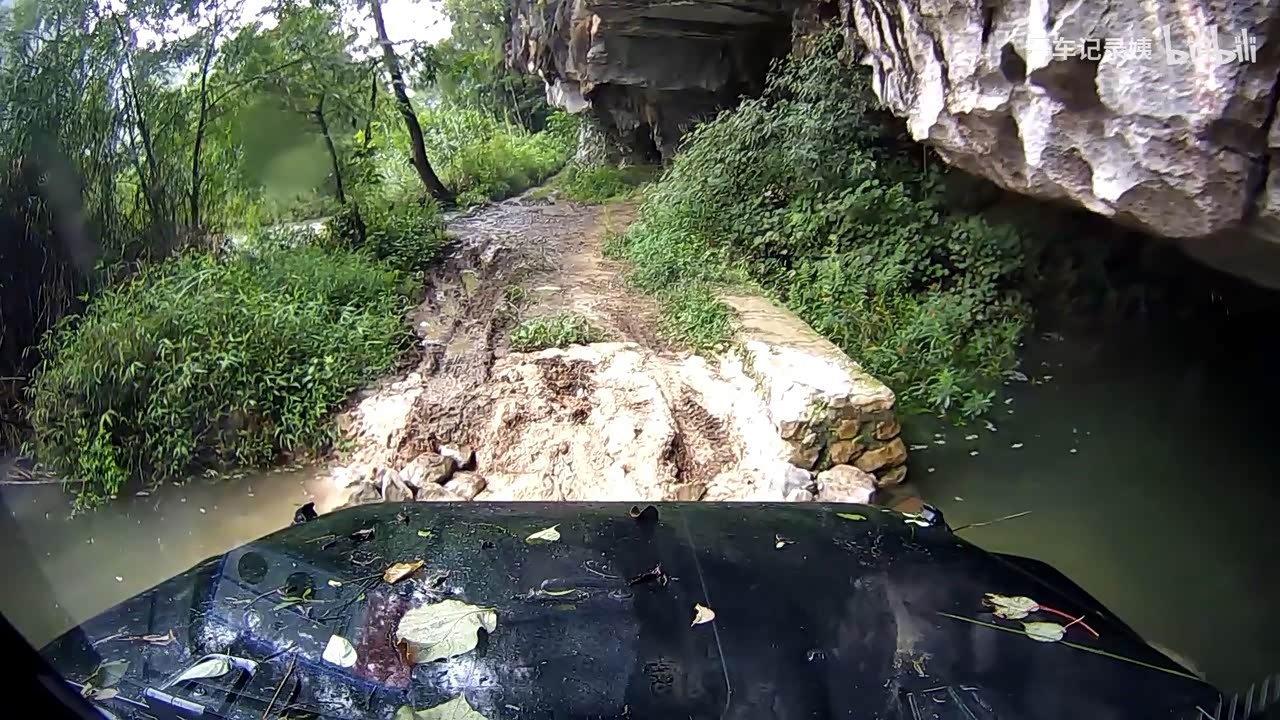 贴崖涉水窄道，吉姆尼稍有不慎坠激流
