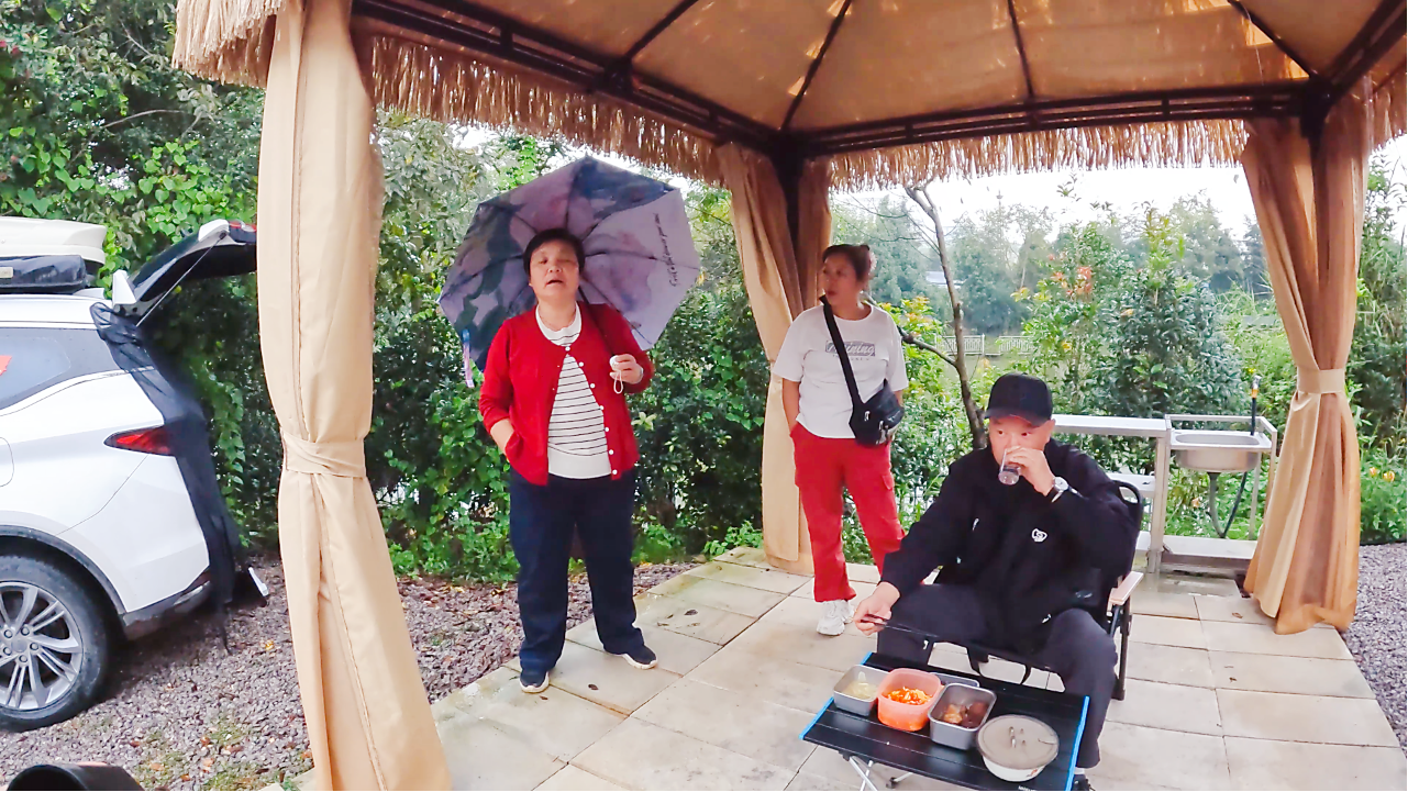 大哥比预定时间早来1天，2家用一个...