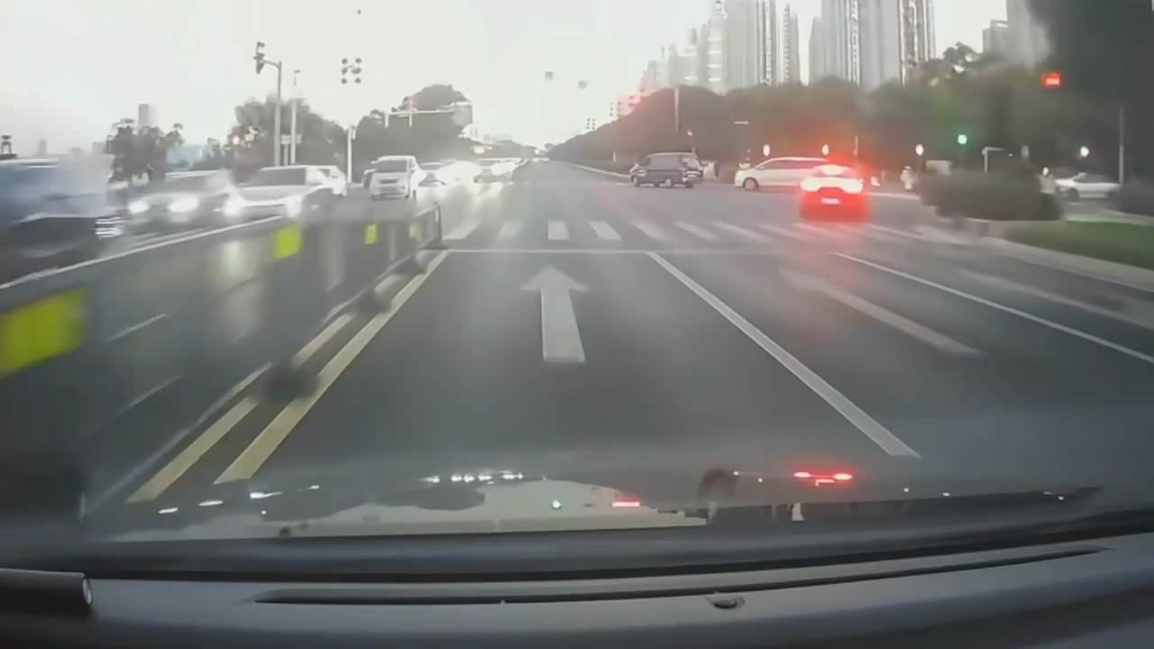 行车记录:夜间路口电动车与机动车交织